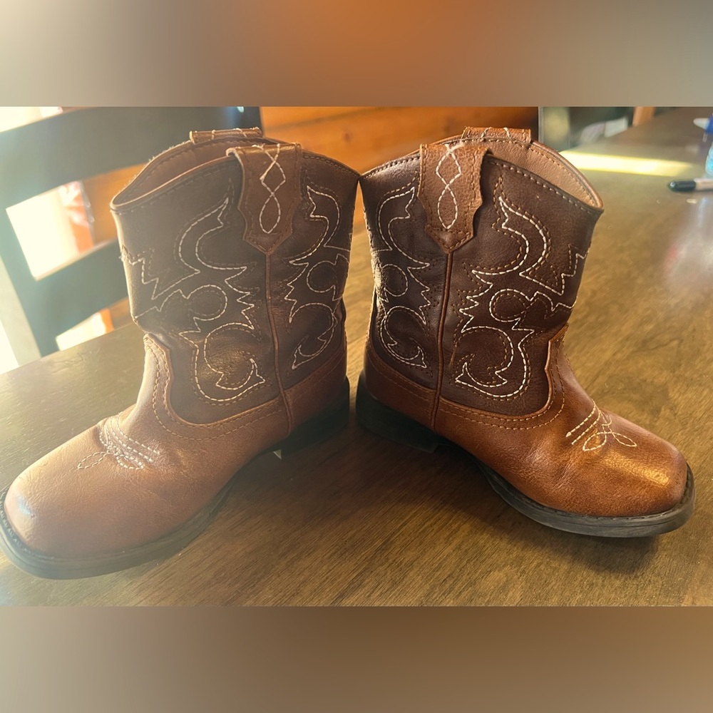 Size 8 kids brown leather cowboy boots.